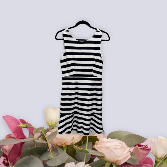Banana Republic 

BLACK /WHITE STRIPE PONTE FLOUNCE DRESS size 8 - Picture 3 of 12